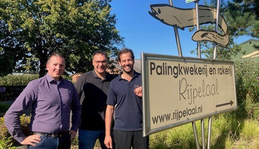 Hans van Boxtel adviseert palingkweker Paul Meulendijks met de realisatie van een extra kwekerij